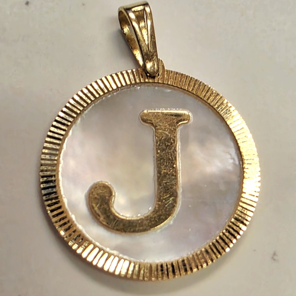 💛18k Gold J Initial Mother Of Pearl Pendant